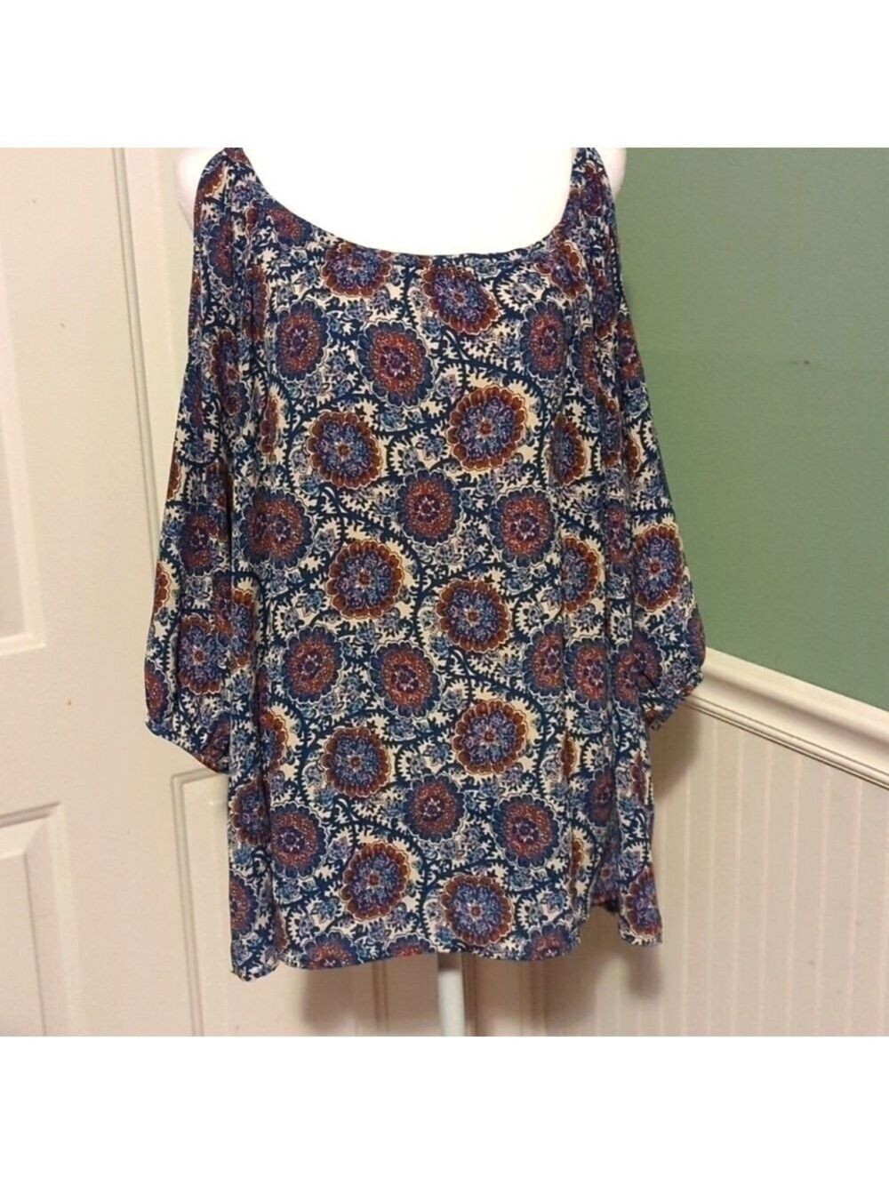 LE Lis Extra Large Peek A Boo Sleeves Shoulder Strap Top